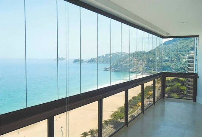 Sacada com envidraçamento e vista para o mar
