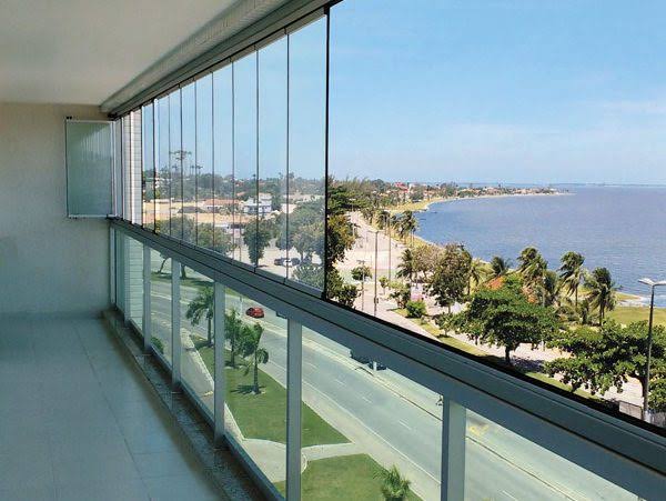 Painéis de vidro em sacada com vista para a orla